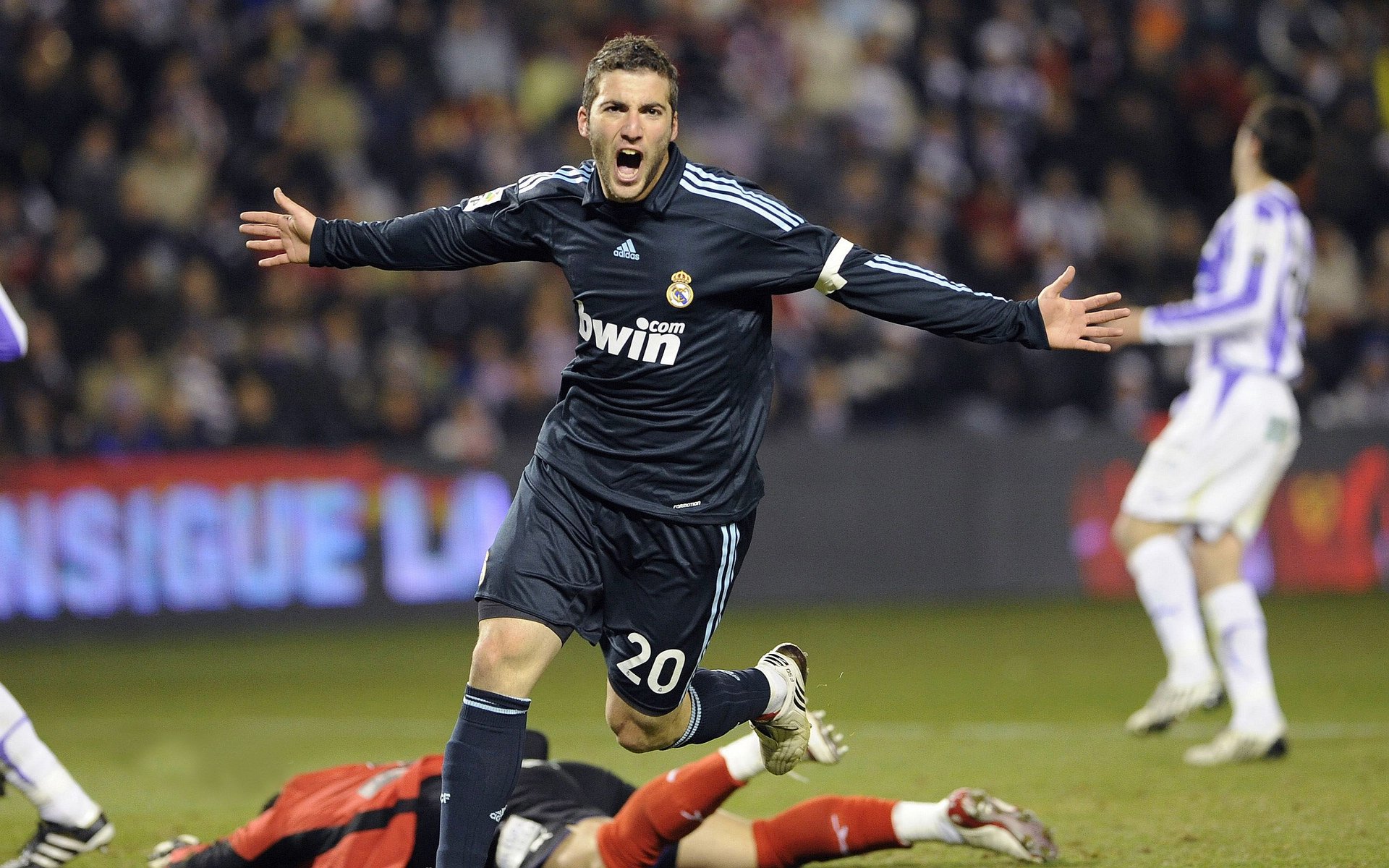 “英超榜首大战一触即发，谁能问鼎冠军？”，英超第一